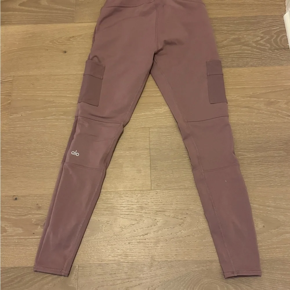 ALO high waisted cargo leggings, rosewood